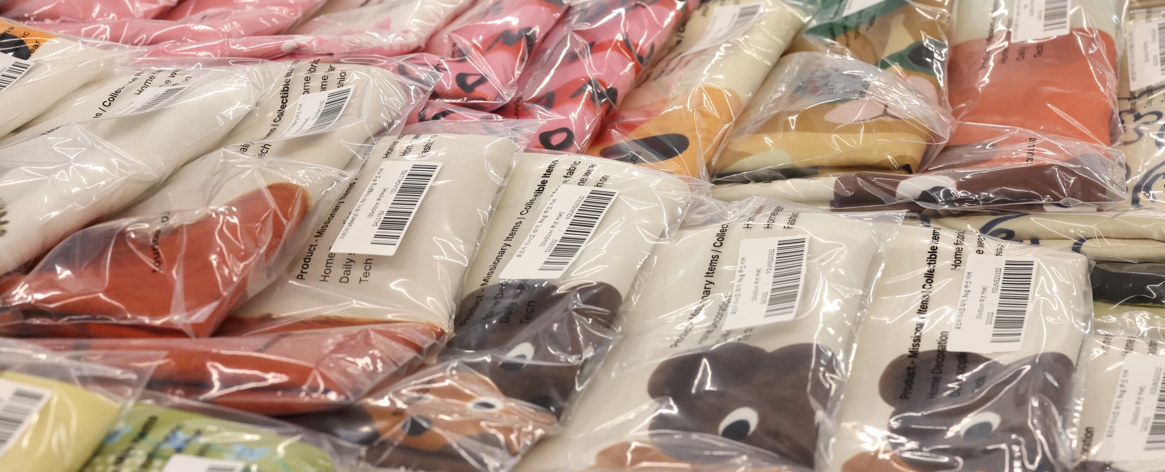 패브릭 상품이 진열대 위에 정리되어 있는 모습