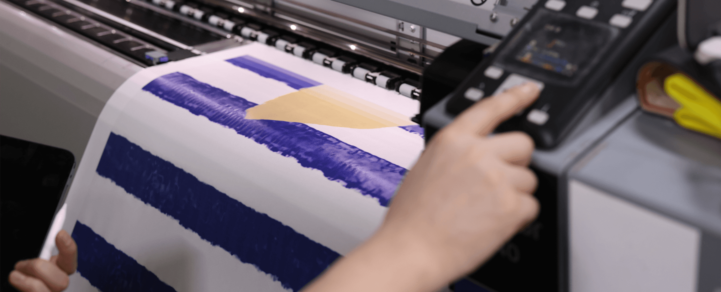 담당자가 매트 제작 장비를 조작하는 장면